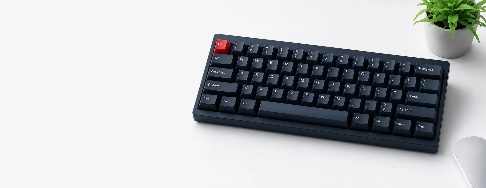 白いデスクに置かれたコンパクトなUS配列キーボード